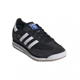 Zapatillas Adidas SL 72 RS de color negro con las tres tiras laterales en blanco.
