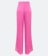 Pantalón pantalona con tejido satinado y barras amplias. Corte amplio, los pantalones Pantalona aportan mucho más que estilo y personalidad al look. Libertad y comodidad también traducen muy bien lo que representa el modelo. La pieza, que es un clásico del guardarropa femenino, es bastante democrática, ya que no marca las piernas y se adapta muy bien a diferentes tipos de cuerpos. Ganando espacio para las próximas temporadas, ¡vuelven las piezas con superficie satinada! Son superdemocráticos, aportando ligereza y estilo a los looks. Las telas satinadas aportan un toque de sofisticación al look, pero van mucho más allá. Hoy el raso también está presente en looks con un toque street, más urbano, componiendo con prendas texturizadas, más pesadas y con diferentes tejidos, como el jean. ¡Apuesta a esta tendencia que viene con todo en Renner!