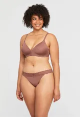 Soutien color beige de lycra sin aro y con copa formada, marca Montelle.