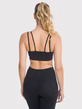 Top deportivo negro con tirantes dobles en la parte delantera y almohadillas removibles.
