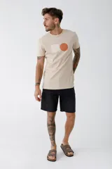 Remera celeste de corte clásico con cuello redondo y manga corta. Estampado pequeño en el pecho.