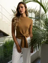 Top tejido color marrón con cuello redondo, manga corta estilo japonesa y terminación de ruedo con lazo y nudo.
