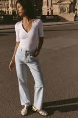 Pantalón de tiro alto con cinco bolsillos, estampado a rayas verticales celestes y blancas, de pierna recta y tejido con hilo metalizado.