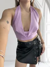 Top blanco con escote halter y espalda descubierta.