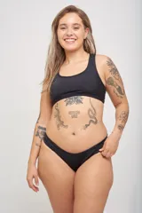 Top deportivo liso color mostaza con espalda nadadora y breteles anchos, diseñado para la práctica de deportes.