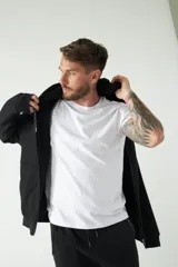 Campera de felpa color bordó con capucha y cordón ajustable, cierre frontal con cremallera, bolsillos laterales y logo estampado en el pecho.