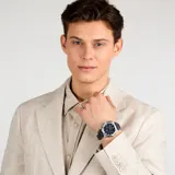 Reloj Maserati modelo Velocita R8871652001 para hombre, con caja de acero inoxidable plateada de 43mm y correa de cuero azul con perforaciones y costuras blancas. Tiene movimiento de cuarzo Miyota JS25, cristal mineral, cronógrafo, taquímetro, subesferas funcionales, ventana de fecha y resistencia al agua de 10 ATM.