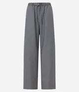 Pantalón fluido gris con cintura elástica y lazo ajustable.