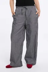 Pantalón de tela rayada vertical en tonos azul y blanco, con cintura elástica y cordón ajustable.