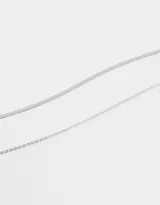 Set de dos collares dorados, uno con cadena de eslabones pequeños y otro con cadena tipo snake.