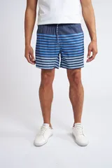 Short de baño con cintura elástica, full estampa en colores turquesa y verde, y tejido ligero de rápido secado.