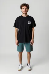 Remera negra con estampado de un auto clásico y texto "Auto Archive" en el pecho.