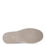 Zapatillas deportivas color beige con cordones y suela chata.