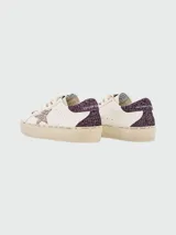 Championes Golden Goose modelo Hi Star, color blanco con detalles en glitter color lila en el talón y en la estrella lateral.