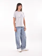 Remera blanca de algodón con estampado de cerezas rojas y texto "Mon Cheri".