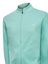 Buzo con cierre color verde agua, de algodón pima, con cuello alto, mangas largas y bolsillos internos.