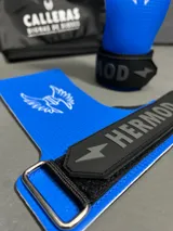 Calleras de entrenamiento con diseño ergonómico, material de goma para mejor agarre y base de neopreno de 2 mm para comodidad.