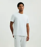 Pantalón deportivo de hombre color beige, liso, con ajuste elástico en la cintura y bolsillos laterales.