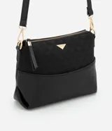 Bolso bandolera mediano de poliuretano negro con textura en relieve y logo triangular dorado. Tiene correa larga ajustable y desmontable, cierre de cremallera y bolsillo externo delantero.