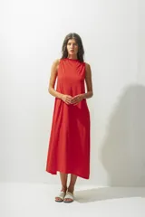 Vestido maxi de algodón liviano en color rojo, con silueta relajada, cuello redondo y diseño sin mangas.