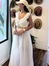 Pantalón blanco de corte palazzo.