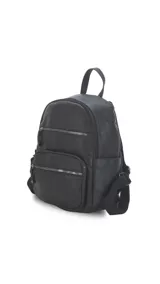 Mochila negra de símil cuero con bolsillos frontales con cierre. Asa de mano rígida y correas gruesas regulables en galón a tono con hebillas metálicas.