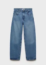 Pantalón de jean celeste de corte slouchy, tiro medio, cinco bolsillos y cierre con cremallera y botón. Confeccionado en tejido de algodón estilo tejano vaquero.