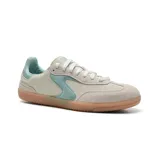 Championes Skechers Hotshot For The Win, color beige con detalles en celeste y suela marrón. Capellada de gamuza con cordones y plantilla Skechers Air-Cooled Memory Foam.