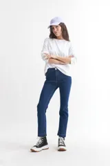 Remera gris de algodón, de corte recto y manga larga.