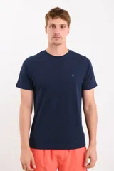 Remera negra de manga corta con cuello redondo y logo pequeño bordado en el pecho.