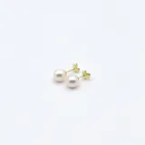 Par de caravanas de oro amarillo 18k con perlas de cultivo blancas. Cierre tipo tuerca a presión.