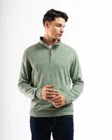 Sweater verde de punto con cuello alto y cierre medio con cremallera.