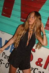 Top marrón de tejido de punto con escote halter y espalda descubierta.