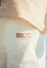 Pantalón de tela con textura en color blanco, diseño relajado y ajuste con cordón.