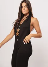 Mono largo negro de punto con escote halter y corte palazzo. Incluye un collar largo con dijes de estrellas plateadas.