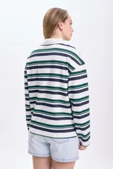 Remera manga larga con cuello polo, a rayas horizontales blancas, verdes y azules.