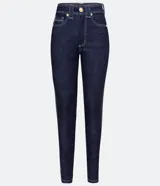 Pantalón de jean skinny de tiro medio color azul oscuro, con bolsillos delanteros y traseros, trabillas anchas y botón metálico.