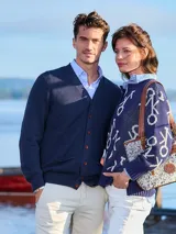 Cardigan azul marino de algodón con tejido tipo piqué, escote en V y cierre con botones marrones.
