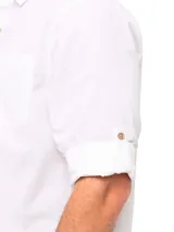 Camisa manga larga de hombre Rkf Galiton color salmón, confeccionada en algodón orgánico. Tiene cuello italiano, calce regular, cierre con botones de madera, bolsillo en el pecho con logo bordado y mangas ajustables con botones.