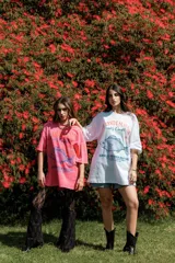 Remerón blanco de algodón con estampado de un pescado azul y texto en rojo y azul.