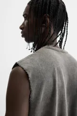 Musculosa gris con efecto lavado, cuello redondo y sisa ancha.