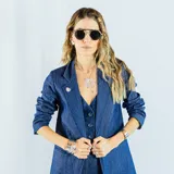 Prendedor de plata 950 con opción de baño de oro de 18k, con un diseño elegante y sofisticado.