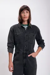 Mono largo de jean negro con corte holgado, mangas largas y cuello camisero.