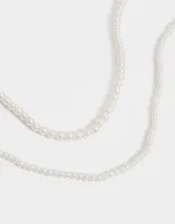 Set de dos collares de perlas blancas de diferentes largos.