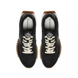 Championes Lacoste L-Spin Deluxe 3.0 negros con detalles en gamuza, logo de la marca en el lateral, cordones blancos y suela texturizada marrón.
