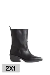 Botas negras de cuero, con base de goma y taco de 3 cm.