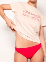 Bikini básico de talle bajo, color rojo y diseño simple.