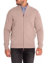 Sweater color café de tejido de punto, con cuello alto, cierre frontal completo y mangas largas.
