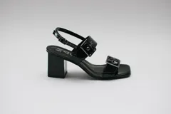 Sandalias negras acharoladas con doble hebilla y taco cuadrado.