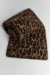 Bufanda rectangular de lana y alpaca con estampado de leopardo en tonos beige y marrón.
